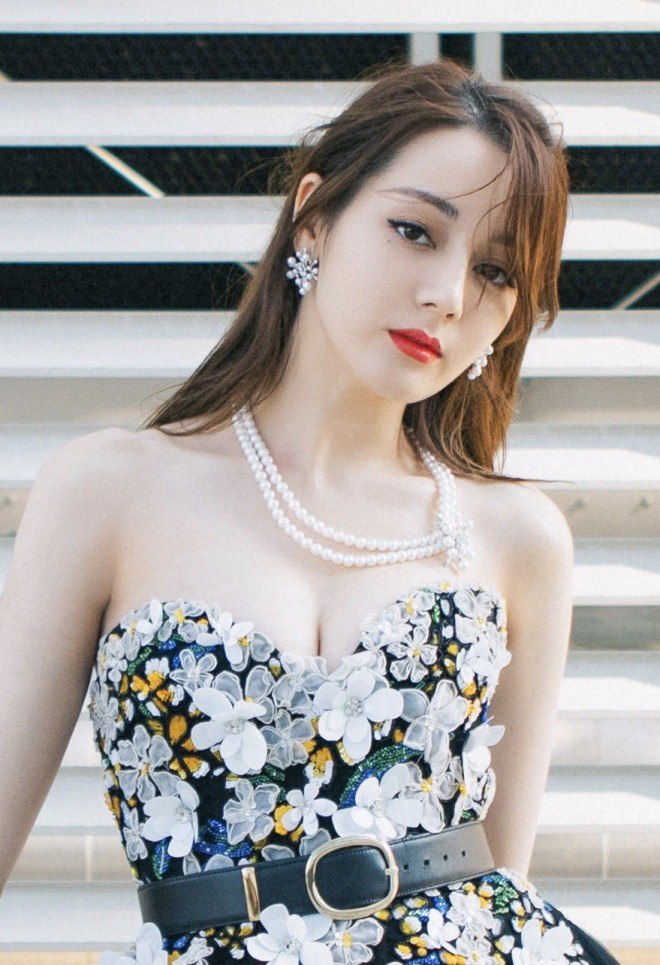 Tai tiếng để đời của mỹ nữ Tân Cương: Từ amp;#34;Thủy hậuamp;#34; Kim Ưng tới ngôi sao amp;#34;ao làngamp;#34; - 6