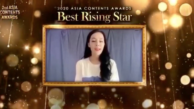 Tai tiếng để đời của mỹ nữ Tân Cương: Từ amp;#34;Thủy hậuamp;#34; Kim Ưng tới ngôi sao amp;#34;ao làngamp;#34; - 7