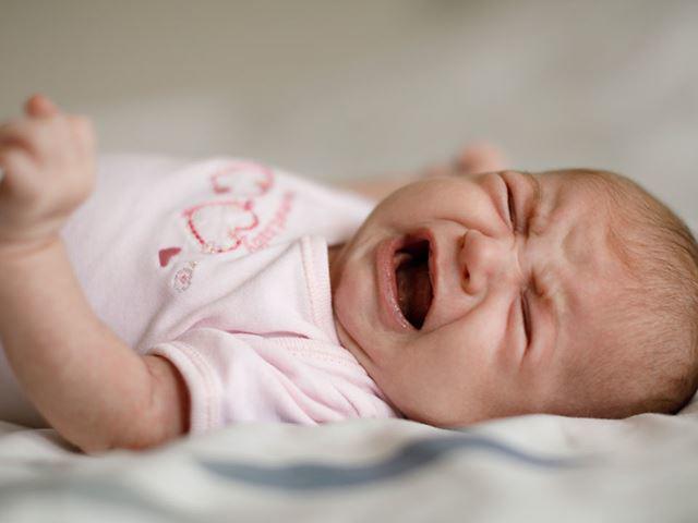 Cách trị trẻ sơ sinh ngủ ngày thức đêm, không còn quấy khóc - 1