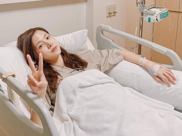 Người đẹp Chiếc Lá Cuốn Bay nhập viện gấp khi quay phim, mặt mộc trên giường bệnh gây bất ngờ