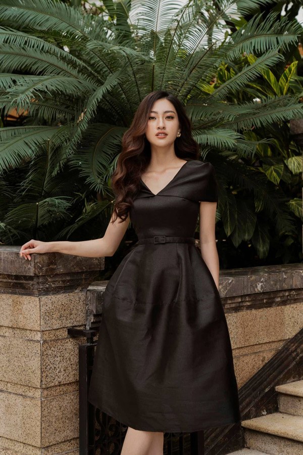 Diện váy xuyên thấu khoét bạo, Lương Thuỳ Linh khoe vòng một đẹp nhất làng Hoa hậu - 14