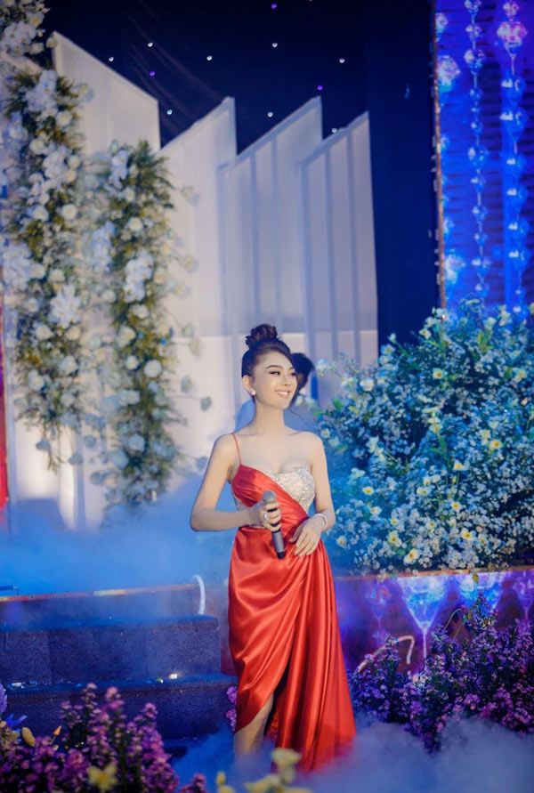 Lâm Khánh Chi lại lên đồ như bà hoàng đi ăn cưới, giật hết spotlight của cô dâu - 3