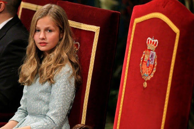 Công chúa Tây Ban Nha 15 tuổi đã cao 1m75 chiếm trọn spotligtht khi diện  bộ váy ôm sát