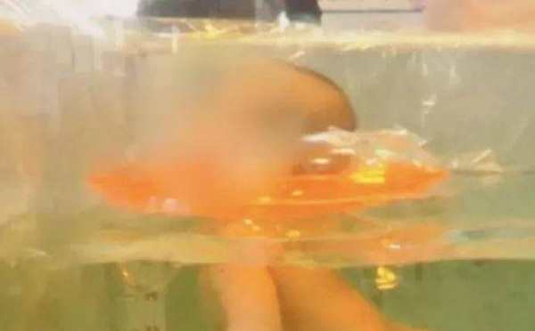 Bé gái 1 tháng tuổi qua đời sau khi mẹ cho tập bơi bằng phao đỡ cổ - 1