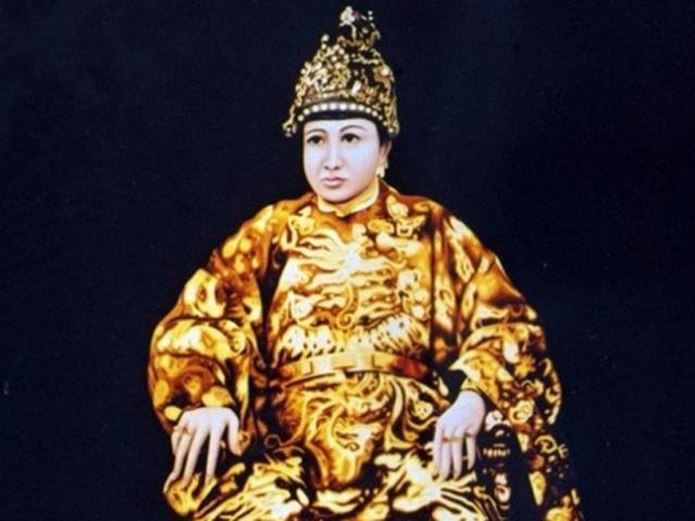 Hoàng đế Việt cưới trăm vợ nhưng không có con và cuộc đời đầy bi kịch, tai tiếng