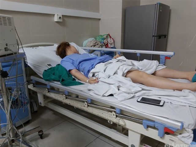 Con gái ngất trên bồn cầu, mẹ đưa đến bệnh viện nghe bác sĩ nói một câu đứng hình