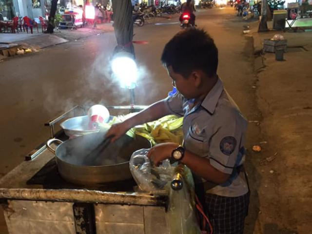 Xúc động cảnh bé trai mặc đồng phục học sinh đi bán bắp ngô giữa đêm khuya, CĐM xót xa