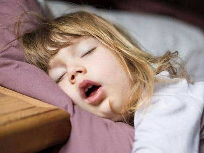 4 tư thế ngủ bất thường của trẻ, trường hợp đầu tiên nguy hiểm nhất - 1