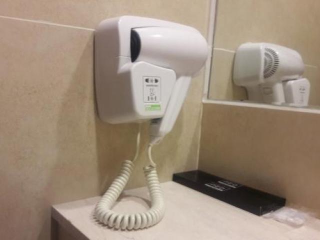 Vì sao khách sạn luôn có máy sấy trong nhà tắm, lý do giúp bạn biết bảo vệ mình hơn