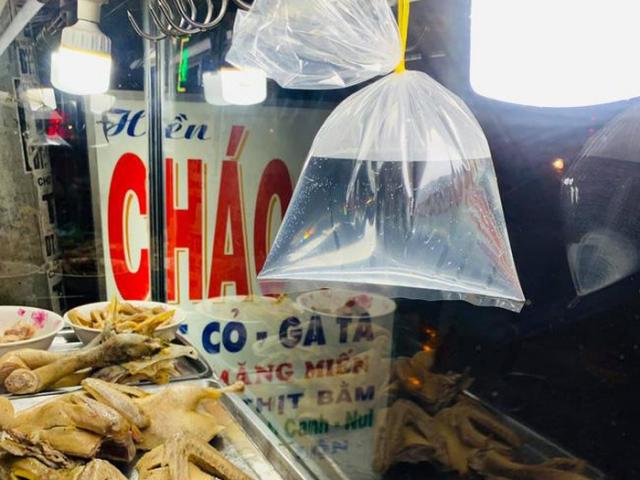 Đi chợ thấy những chiếc túi nilon nước treo lơ lửng ở hàng quán, sự thật đằng sau là gì?