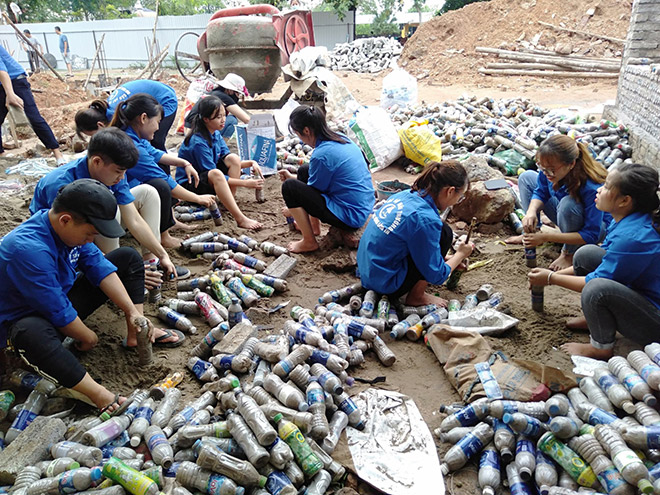 Trao tặng nhà vệ sinh bằng gạch chai nhựa đầu tiên tại Việt Nam ...