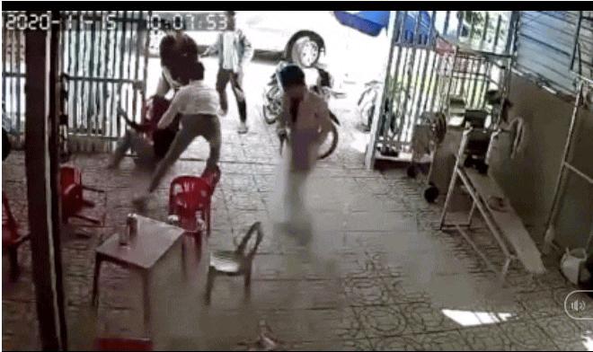 Vụ giải cứu vợ, chồng đâm chết người: Tiết lộ bất ngờ về người vừa ra đầu thú