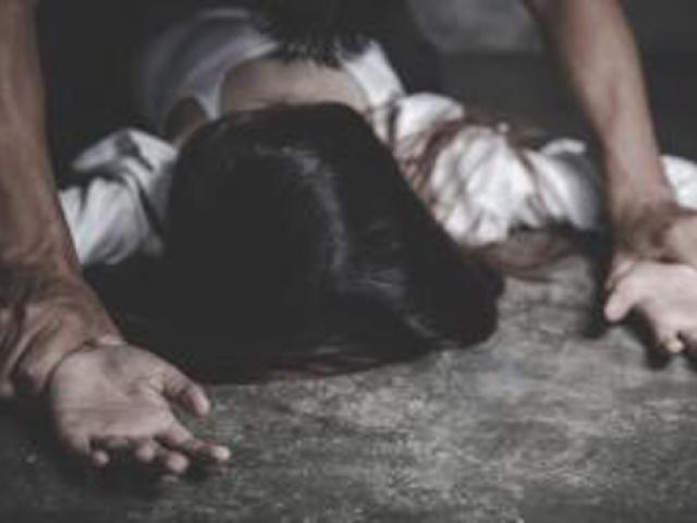 Uống cốc sữa chị gái đưa, cô dâu mới tỉnh dậy phát hiện hành vi động trời của bố chồng