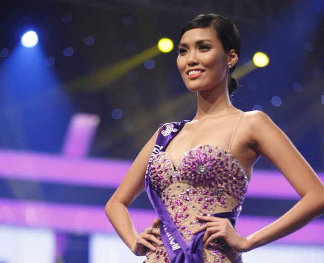 Lúc đăng quang bị chê xấu răng hô, miệng rộng, nàng Hoa hậu lấy chồng giàu, sau sinh nõn nà - 1