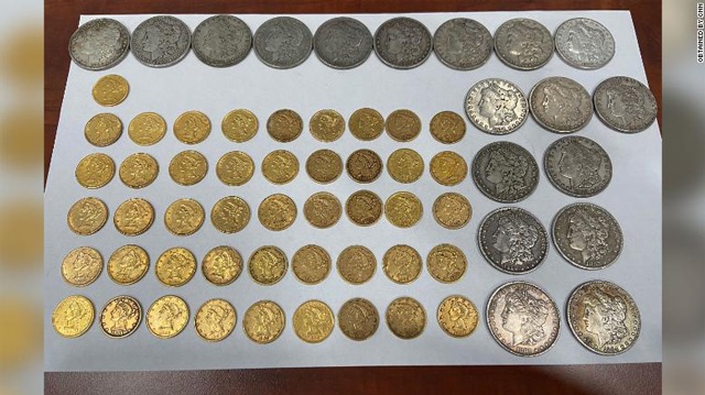 Vừa chuyển đến nhà mới, cặp vợ chồng ngỡ ngàng phát hiện thứ trong ngăn kéo - 1