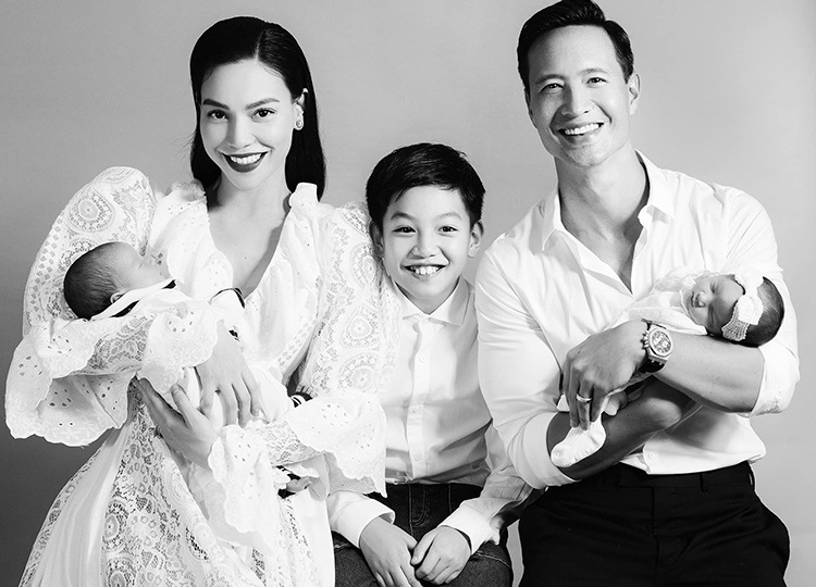 Hôm nay, chúng ta cùng chiêm ngưỡng bức ảnh gia đình đáng yêu của Hà Hồ và Kim Lý. Với sự cần cù và đam mê, hai người đã xây dựng một gia đình hạnh phúc và cùng nhau chia sẻ nhiều khoảnh khắc đáng nhớ. Hãy xem ảnh để cảm nhận tình cảm đong đầy của hai vợ chồng trẻ.