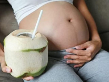 Mẹ bầu cần uống bao nhiêu lượng nước dừa mỗi ngày khi thai 13 tuần?
