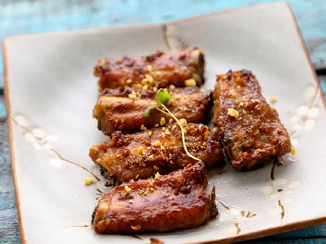 Vừa có nồi chiên không dầu, vợ làm ngay sườn nướng tỏi, cả nhà ăn không biết mệt