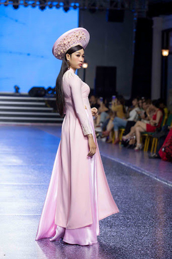 BB Trần-Hải Triều amp;#34;khuấy đảoamp;#34; sàn diễn với đôi chân dài khét tiếng, đến siêu mẫu cũng e ngại - 8