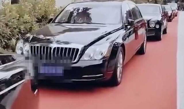 Cô dâu đeo vàng amp;#34;gãy cổamp;#34;, đón dâu bằng trực thăng, giá chai nước lọc trên bàn tiệc mới sốc - 3