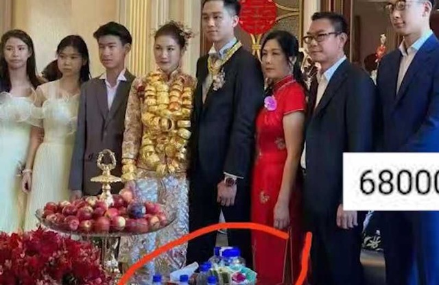 Cô dâu đeo vàng amp;#34;gãy cổamp;#34;, đón dâu bằng trực thăng, giá chai nước lọc trên bàn tiệc mới sốc - 4