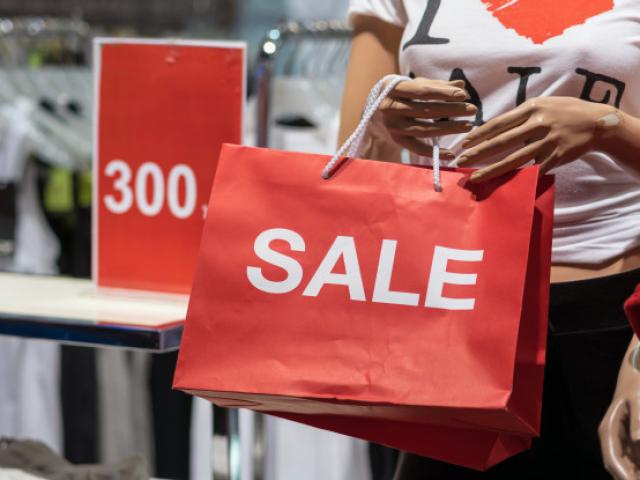 Cuối năm ồ ạt sale sốc, sale 80%...: 3 cám dỗ tuyệt đối tránh xa, sà vào dễ cạn ví