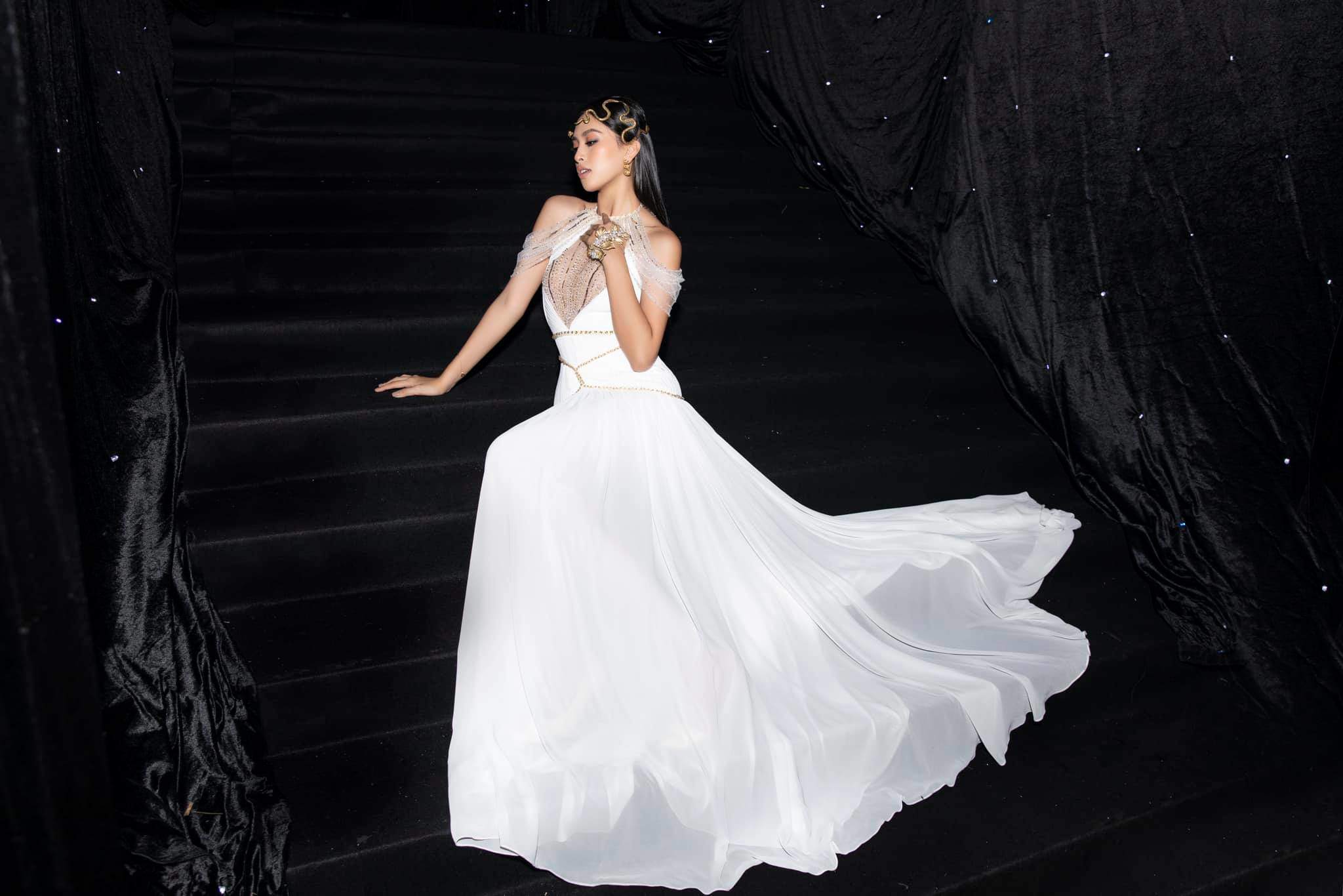 Những trang phục amp;#34;mặc như khôngamp;#34; gây lú của mỹ nhân Việt, có bộ được ca tụng hết lời - 4