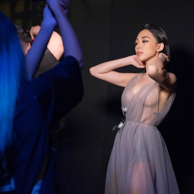 Những trang phục amp;#34;mặc như khôngamp;#34; gây lú của mỹ nhân Việt, có bộ được ca tụng hết lời - 13