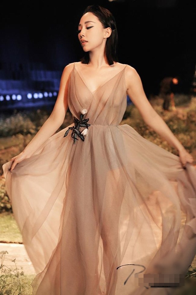 Những trang phục amp;#34;mặc như khôngamp;#34; gây lú của mỹ nhân Việt, có bộ được ca tụng hết lời - 12