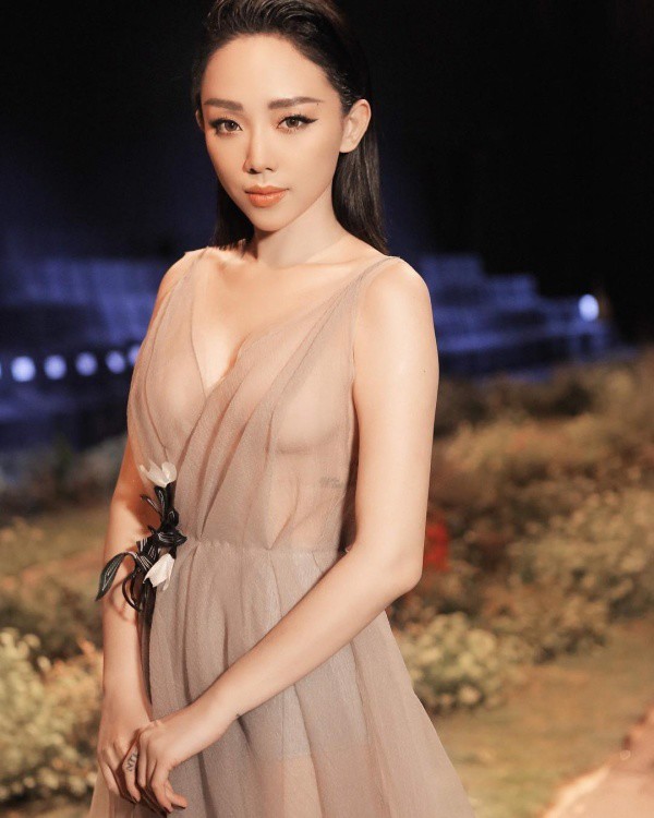 Những trang phục amp;#34;mặc như khôngamp;#34; gây lú của mỹ nhân Việt, có bộ được ca tụng hết lời - 11