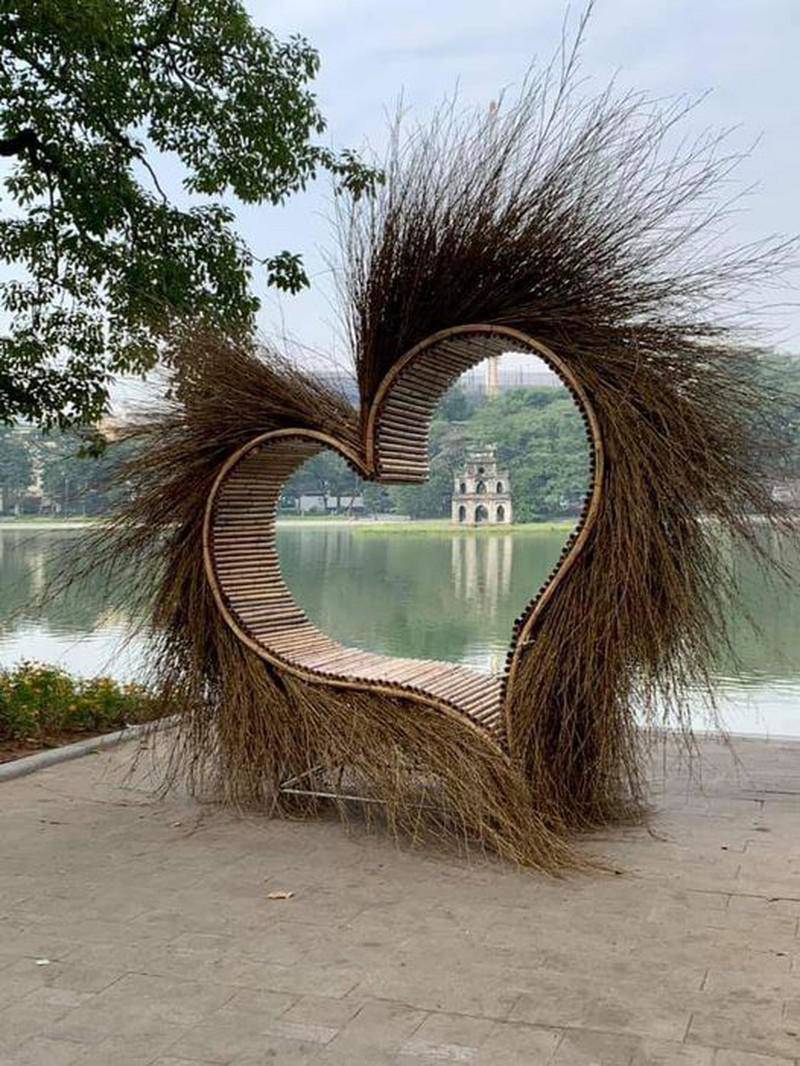 Hồ Gươm: Hồ Gươm thơ mộng, lung linh trong ánh đèn vào ban đêm, là điểm đến hấp dẫn của nhiều du khách cả trong và ngoài nước. Hãy vào xem hình ảnh liên quan để chiêm ngưỡng vẻ đẹp của Hồ Gươm và những bức ảnh lung linh tại Hà Nội.