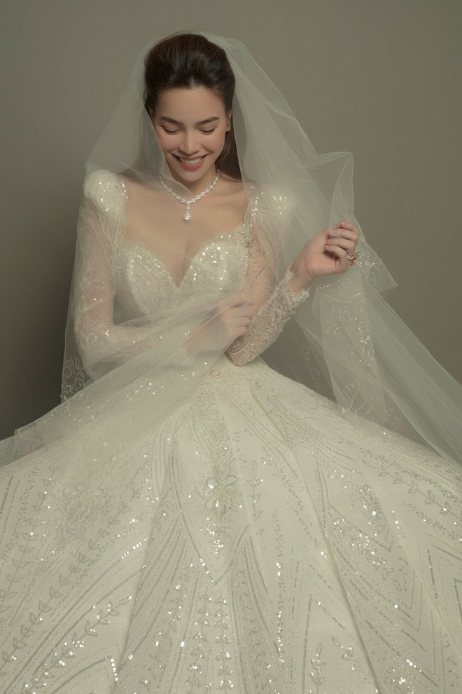 Hoa hậu Bolero Mỹ Ngọc chọn váy cưới đính kim cương gần 1 tỉ đồng