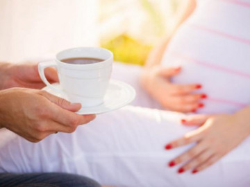Uống cafe sữa có ảnh hưởng gì đến sức khỏe của bà bầu trong 3 tháng đầu thai kỳ?
