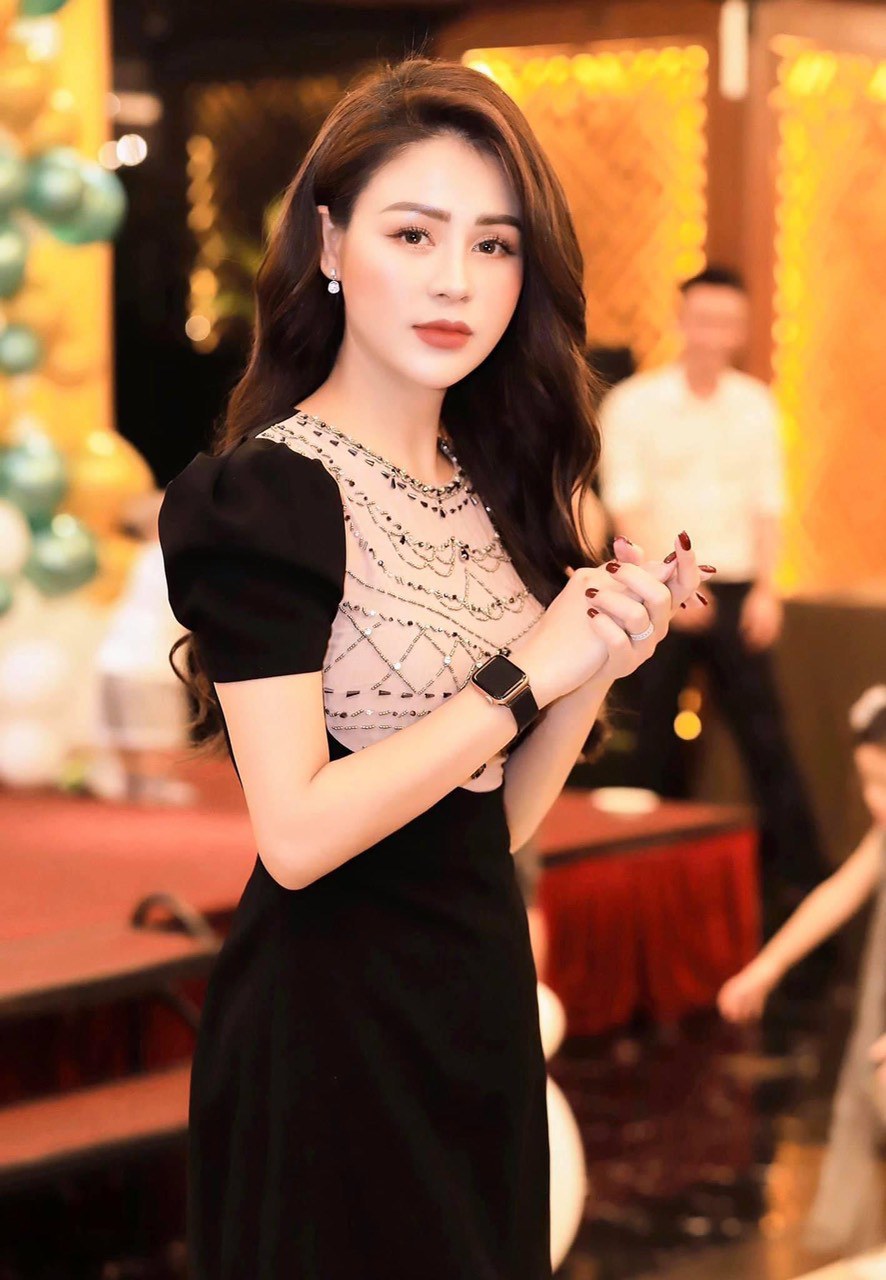 Trên phim kín đáo giản dị, nữ chính Hướng dương ngược nắng đời thực làm mẹ đơn thân quyến rũ