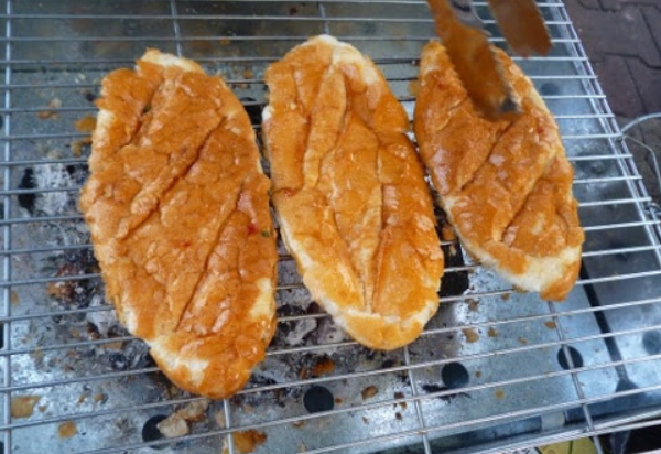 Cách làm bánh mì nướng muối ớt thơm ngon tại nhà cực đơn giản - 6
