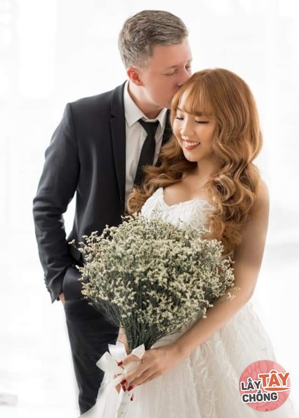 Lên mạng thả thính, cô gái Việt câu được chồng Đức, ngày cưới thông gia ôm nhau khóc