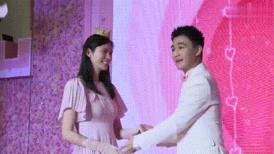 Thiếu gia sòng bài hốt hoảng gọi mẹ giữa lúc đang cầu hôn, nghe lý do ai cũng phì cười - 1
