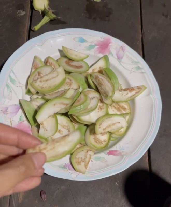 Khách đến nhà, amp;#34;Hoa hậu hoang dã nhất Việt Namamp;#34; cho ăn kiến, cà sống và đồ ăn cay xè - 8