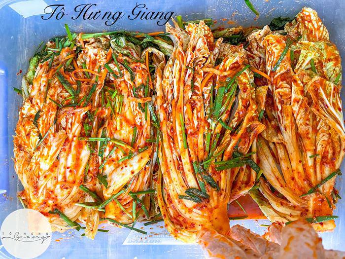 Mẹ 2 con mách cách làm kim chi cải thảo giòn tan, thơm nức mũi, ai cũng ăn được - 7