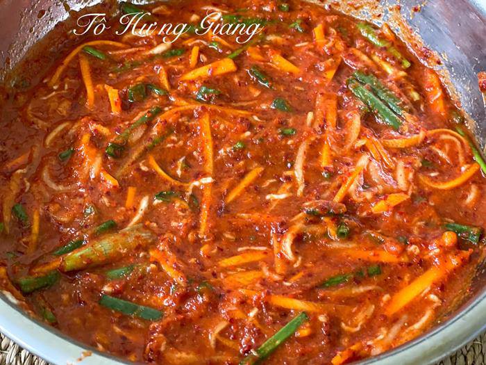 Mẹ 2 con mách cách làm kim chi cải thảo giòn tan, thơm nức mũi, ai cũng ăn được - 5