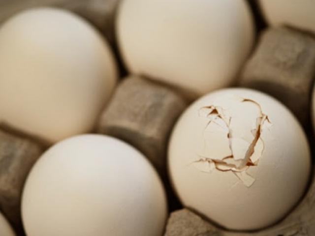 Trứng bổ mấy cũng hóa độc nếu có 4 biểu hiện này, vì tiếc cố ăn dễ phải  nhập viện