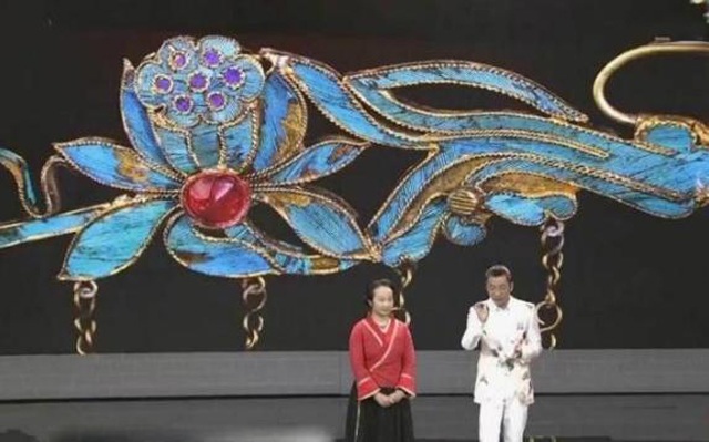 Bé gái đem kẹp tóc bà nội tặng đi kiểm định, chuyên gia nhìn thấy hốt hoảng: amp;#34;Mau tháo xuốngamp;#34; - 3