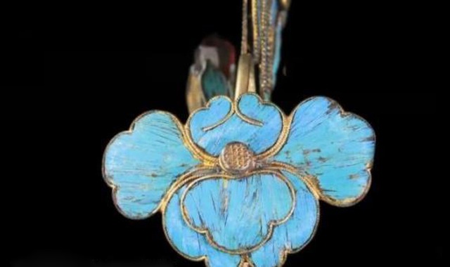 Bé gái đem kẹp tóc bà nội tặng đi kiểm định, chuyên gia nhìn thấy hốt hoảng: amp;#34;Mau tháo xuốngamp;#34; - 4