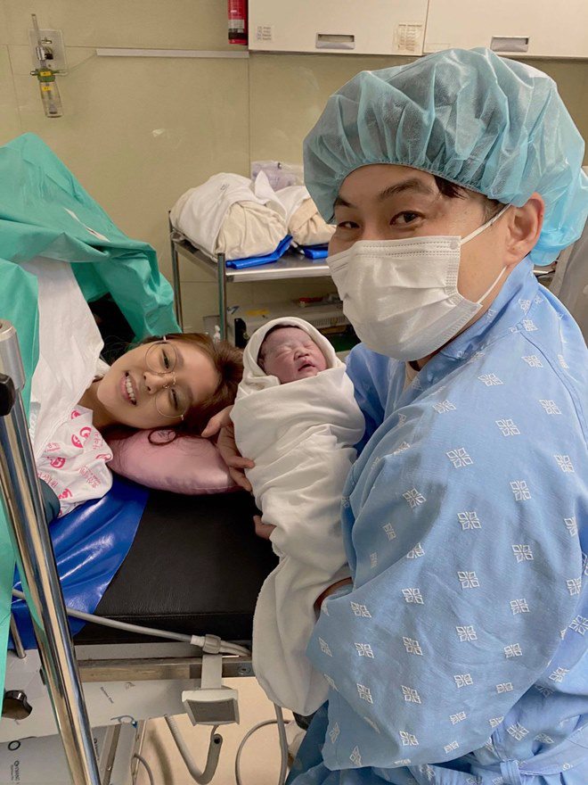 my-nhan-9x-sinh-con-thien-than-khien-sao