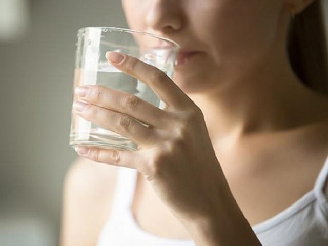 Uống nước ngay khi thức dậy lợi hay hại? Những người cần tránh uống nhiều nước buổi sáng