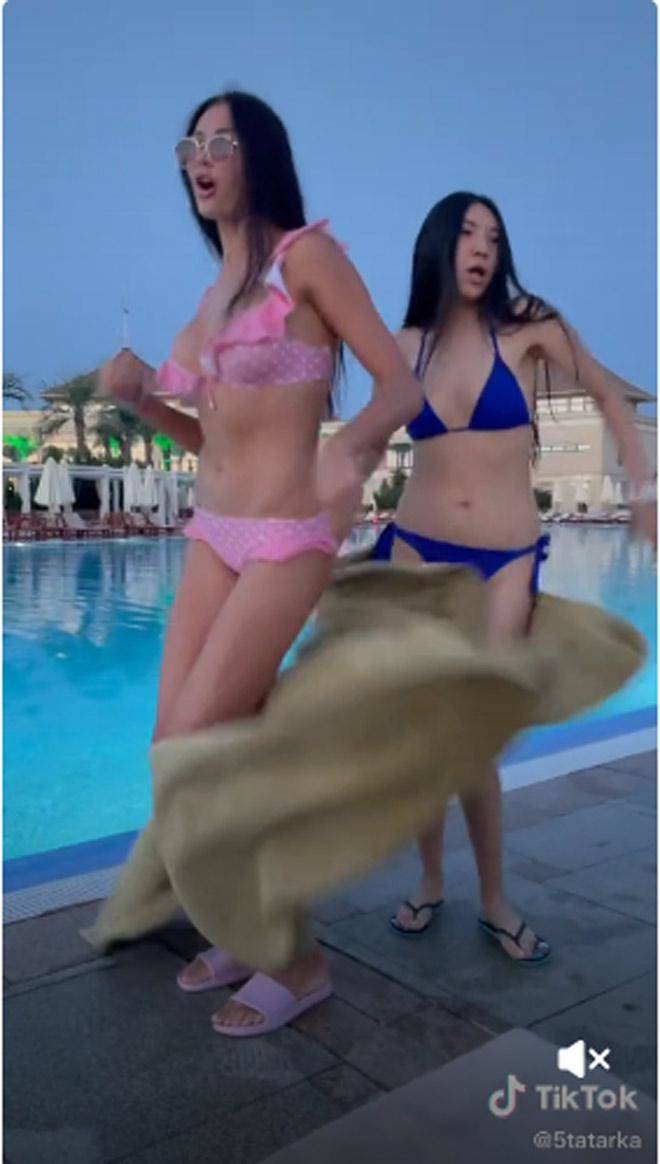 Người đẹp bóng chuyền Kazakhstan mặc bikini và nhảy ở bể bơi - 3