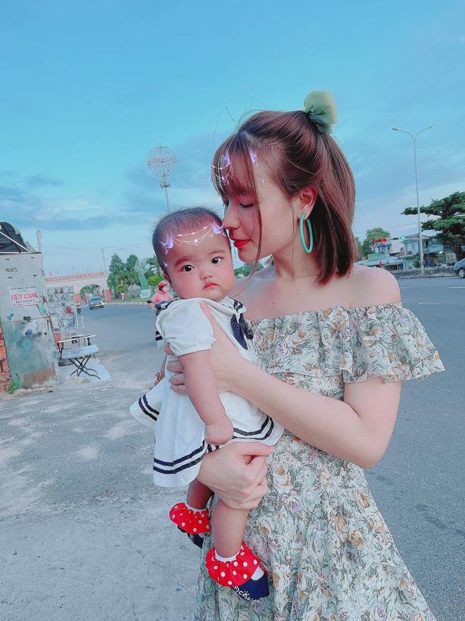 Con gái Mạc Văn Khoa đội tóc giả của bố như búp bê, tương lai mọc tóc sẽ rất xinh - 14