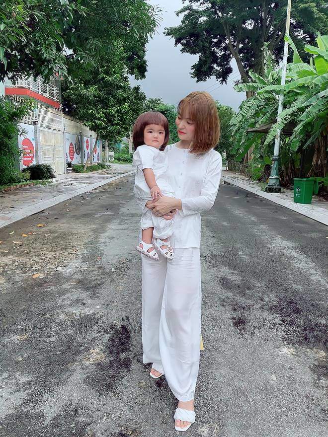 Con gái Mạc Văn Khoa đội tóc giả của bố như búp bê, tương lai mọc tóc sẽ rất xinh - 6