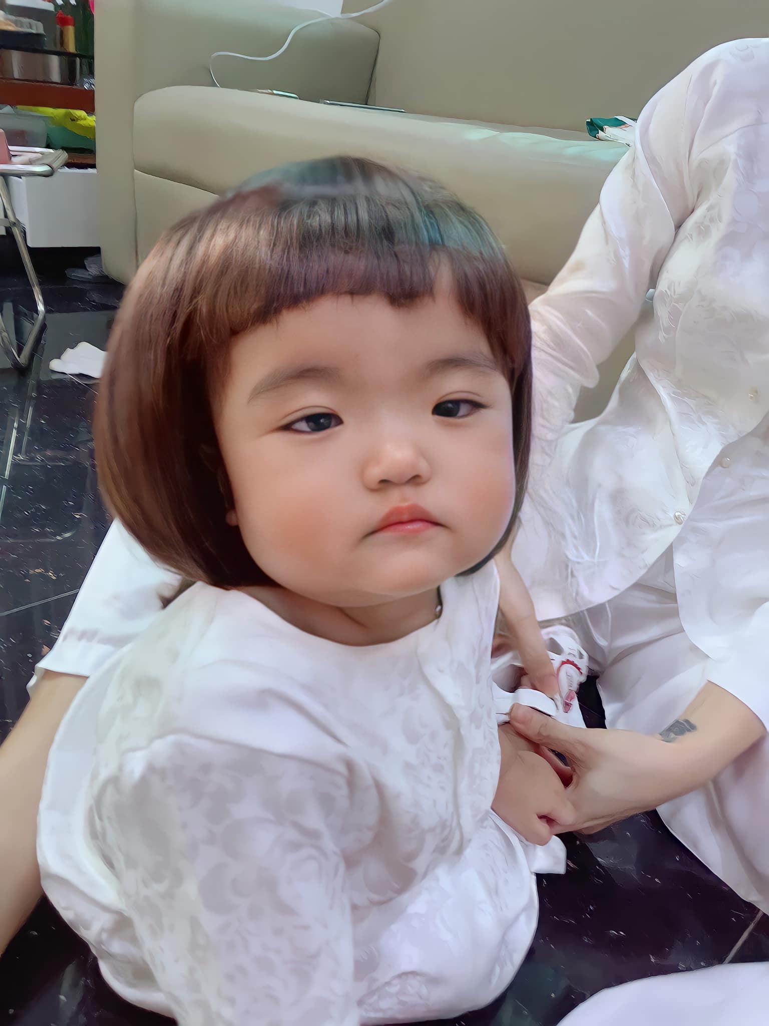 Con gái Mạc Văn Khoa đội tóc giả của bố như búp bê, tương lai mọc tóc sẽ rất xinh - 5