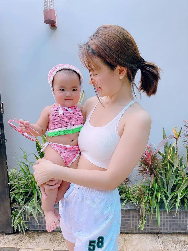 Con gái Mạc Văn Khoa đội tóc giả của bố như búp bê, tương lai mọc tóc sẽ rất xinh - 11